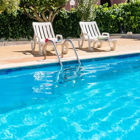 Apartment With Communal Pool